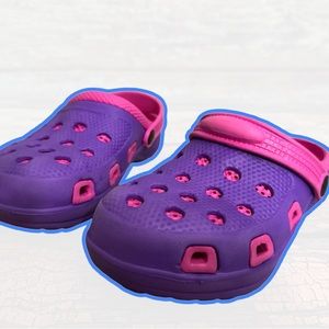 Gorgeous sandals/slippers for a little girl. Comfortable with a movable back